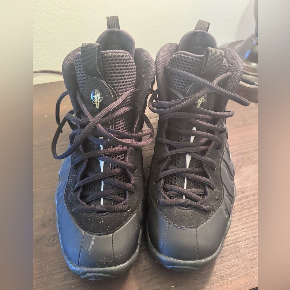 Nike Foamposite
Please pay attn 2 pics. super glue on one shoe. Barely visible